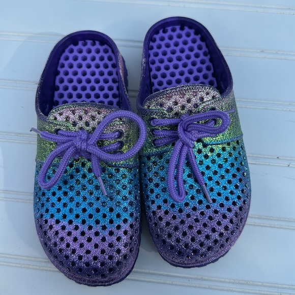 kids slip on‎ resort wear shoes, size 11/12 - Picture 2 of 3